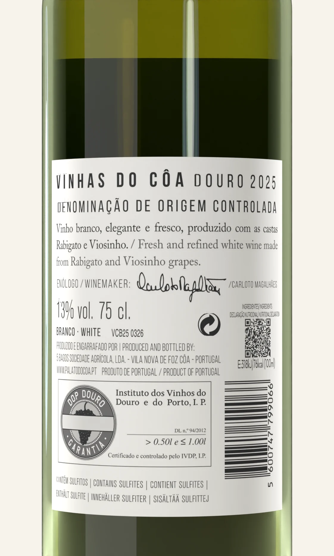 Contra-rótulo do Vinhas do Côa Branco, em plano aproximado