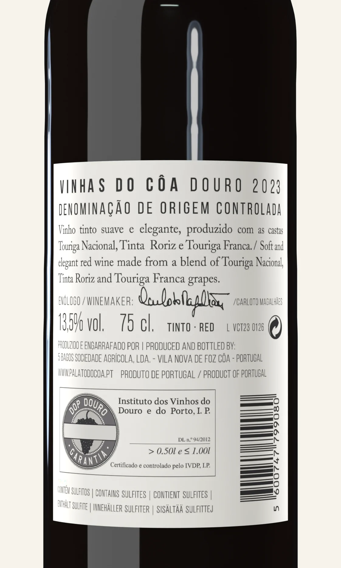 Contra-rótulo do Vinhas do Côa Tinto, em plano aproximado