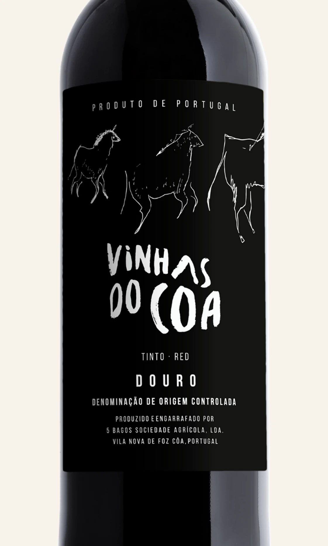Rótulo do Vinhas do Côa Tinto, em plano aproximado