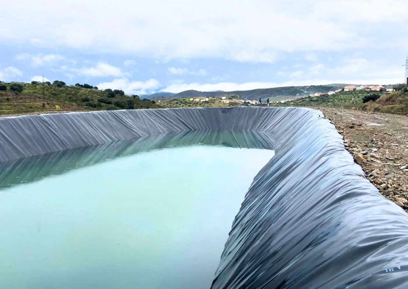 Charca da Quinta do Palato, construída em 2025, com Muxagata no horizonte