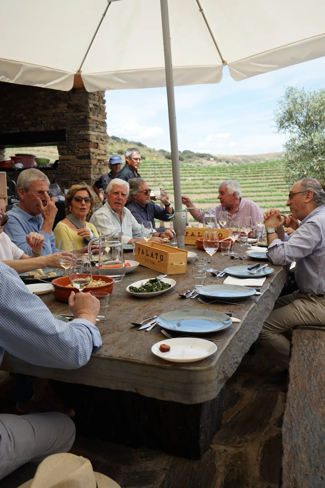 Almoço sob os guarda-sóis, com vista para as vinhas