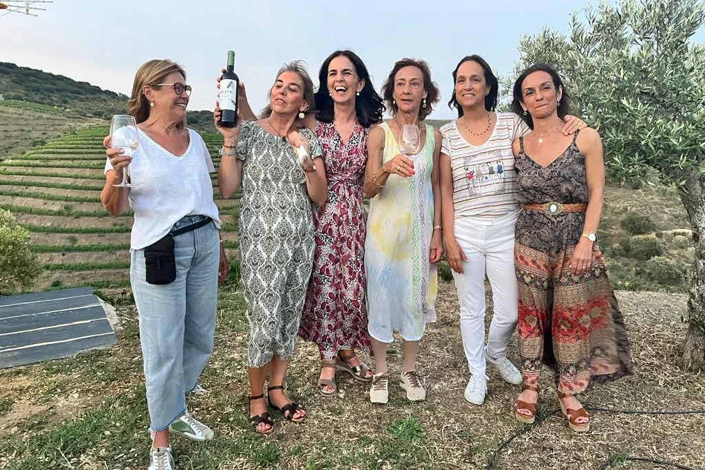 As seis Palatinhas — Lilian, Luísa, Migalha, Susana, Teresinha e Xana — juntas diante da vinha